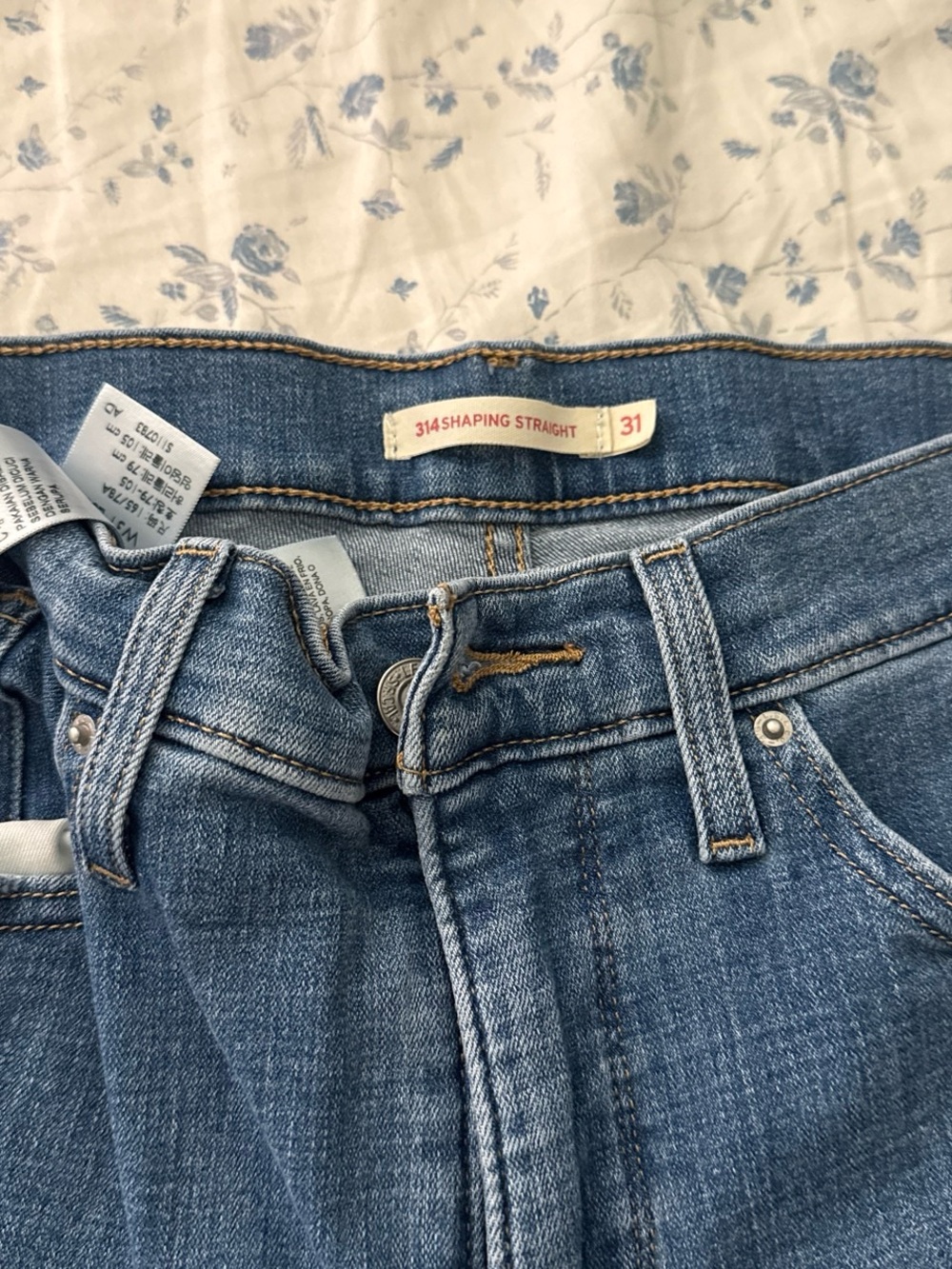 314 Shaping Straight Women’s Jeans in Medium Blue - Size 31 LEVIS